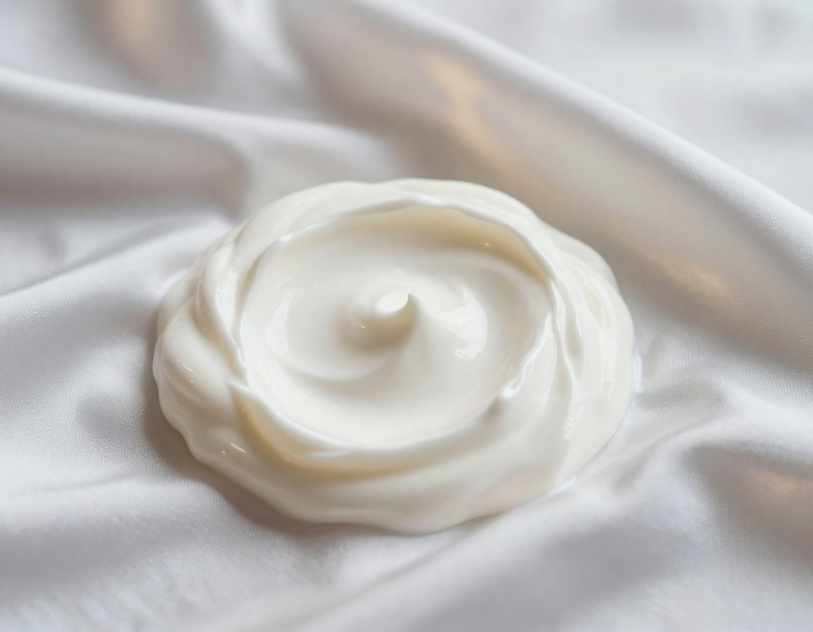 부드러운 실크 천 위에 우아하게 소용돌이치는 하얀 크림과 은은한 황금빛 그림자가 조화를 이루는 모습입니다.