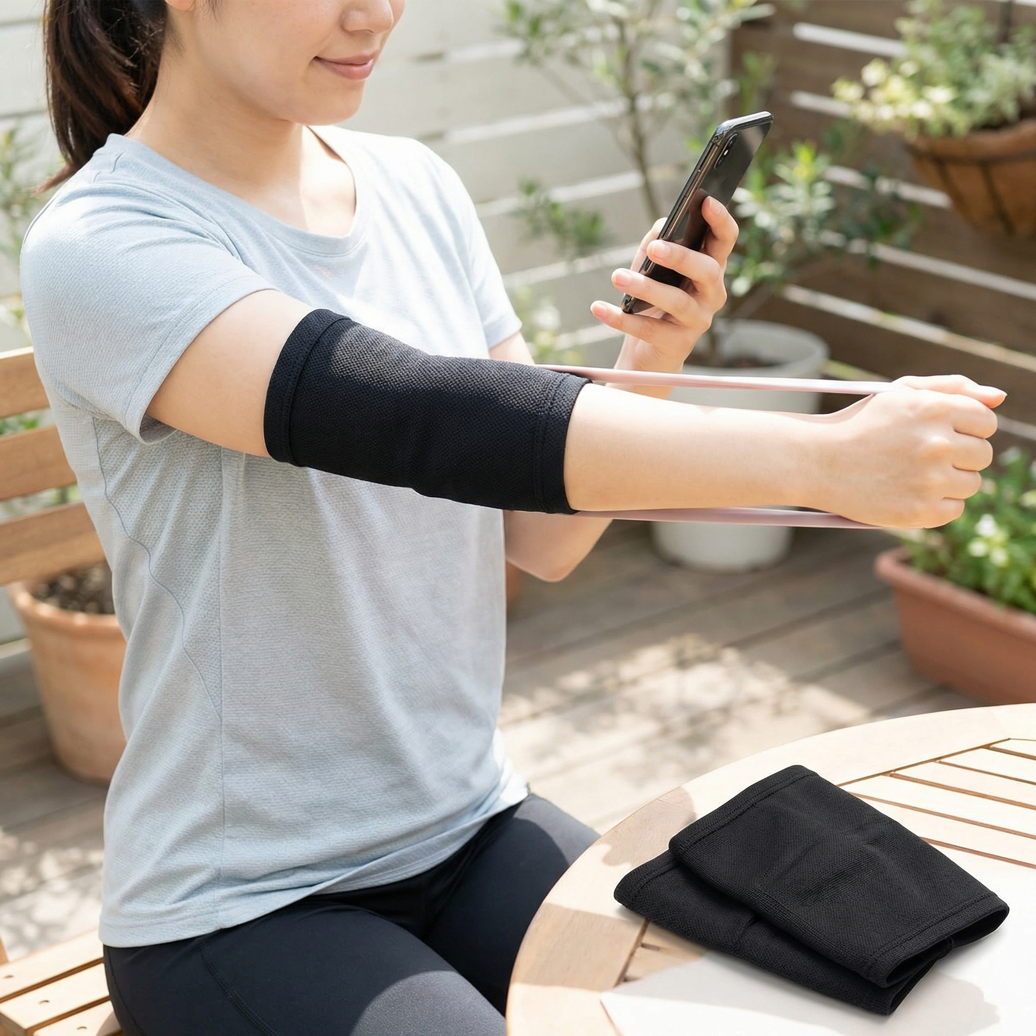 家族で肘サポーターを共有するイメージ