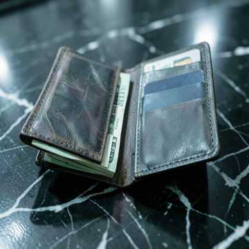 Elle kiffe que les billets