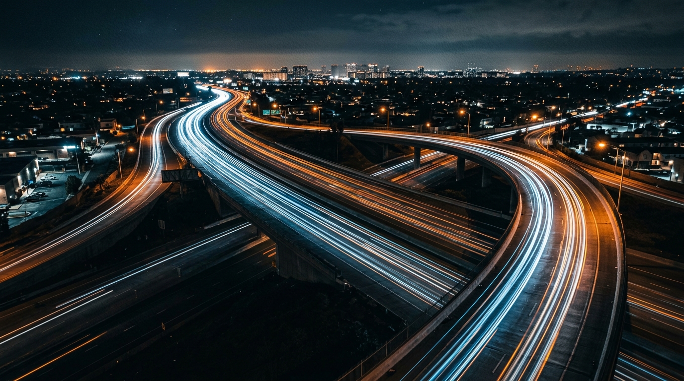 Nächtliche Autobahn mit Lichtstreifen